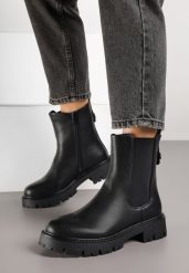 Czarne Botki Typu Sztyblety Zdobione Aplikacją Naladeia. Czarne botki damskie Renee, z jeansu, bez obcasa, na płaskiej podeszwie, bez zapięcia. Za 159.99 zł.