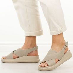 Beżowe skórzane sandały damskie T.Sokolski 493. Brązowe sandały damskie Sokolski, bez wzorów, z jeansu, bez obcasa, na platformie, bez zapięcia. Za 229.00 zł.