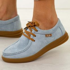 Niebieskie skórzane mokasyny damskie T.Sokolski w26-214. Niebieskie mokasyny damskie Sokolski, na jesień, z jeansu, z okrągłym noskiem, bez obcasa. W wyprzedaży za 224.10 zł.