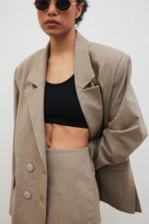 Marynarka z marszczeniem w kolorze CAPUCCINO - ROCHELLE-M/L. Białe marynarki i żakiety damskie Marsala, l, bez wzorów, z bawełny, eleganckie. Za 599.90 zł.