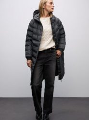 Street One Pikowany płaszcz damski Kobiety czarny jednolity, 44. Czarne płaszcze damskie Street One, bez wzorów, bez kaptura. Za 849.95 zł.