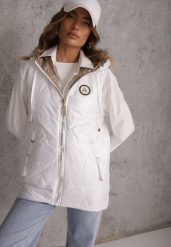 Biała Długa Kamizelka Pikowana z Nieodpinanym Kapturem Ozdobiona Naszywką Kasseda. Białe kamizelki damskie Renee, l, z aplikacjami, z jeansu. Za 139.99 zł.