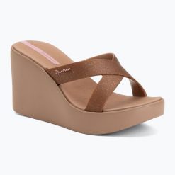 Klapki damskie Ipanema High Fashion II Slide. Brązowe klapki damskie Ipanema, bez wzorów, z materiału, bez obcasa, bez zapięcia. Za 179.99 zł.