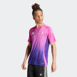 Koszulka piłkarska ADIDAS Niemcy EURO 2024 wyjazdowa. Czerwone bluzki damskie Adidas, xl, bez wzorów, sportowe, bez kołnierzyka, bez ramiączek. Za 449.99 zł.