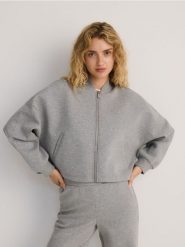 Bluza bomber z aplikacjami - szary. Szare bluzy damskie Reserved, l, z aplikacjami, z bawełny, bez kaptura. W wyprzedaży za 89.99 zł.