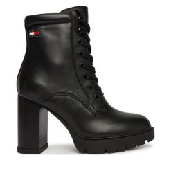 Botki Tommy Jeans. Czarne botki damskie Tommy Jeans, z jeansu, bez obcasa, na słupku, bez zapięcia. Za 699.99 zł.