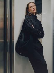 4F Bluza dresowa relaxed bez kaptura damska - czarna M. Czarne bluzy damskie 4F, m, bez wzorów, z dresówki. Za 199.99 zł.