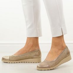 Złote półbuty damskie M.Daszyński 1628-25. Żółte półbuty damskie M.Daszyński, na jesień, bez wzorów, z jeansu, bez obcasa, na koturnie, bez zapięcia. Za 179.00 zł.