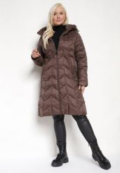 Brązowa Długa Kurtka z Ozdobnym Pikowanym Przeszyciem i Kapturem Pretini. Brązowe kurtki damskie Born2be, plus size, bez wzorów, z jeansu. Za 309.99 zł.