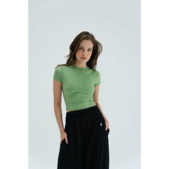 Koszulka sportowa do ćwiczeń Moonholi Timeless z krótkim rękawem. Zielone koszulki sportowe damskie MOONHOLI, xl, bez wzorów, bez ramiączek, na jogę i pilates. Za 259.00 zł.