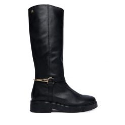 Oficerki Tommy Hilfiger. Czarne kozaki damskie Tommy Hilfiger, bez obcasa, na płaskiej podeszwie, bez zapięcia. Za 1,299.00 zł.