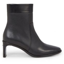 Botki Calvin Klein. Czarne botki damskie Calvin Klein, bez obcasa, na słupku, bez zapięcia. Za 929.99 zł.