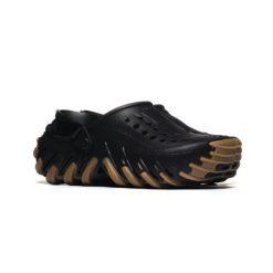 Sandały Crocs ECHO GUM RO CLOG 211675-001. Czarne sandały damskie Crocs, bez wzorów, z materiału, z okrągłym noskiem, bez obcasa, bez zapięcia. Za 299.00 zł.