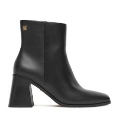 Botki Nine West. Czarne botki damskie Nine West, bez obcasa, na słupku, bez zapięcia. Za 279.99 zł.