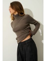 AUTHENTIC CASHMERE Kaszmirowy golf "Linda" w kolorze khaki rozmiar: S. Brązowe golfy damskie AUTHENTIC CASHMERE, s, bez wzorów, z kaszmiru, bez ramiączek. Za 501.57 zł.