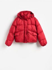 Krótka kurtka z puchem - czerwony. Czerwone kurtki damskie Reserved, l, bez wzorów, z puchu, bez kaptura. Za 279.99 zł.