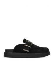 Guess Jeans Klapki EO-HY2T709-3 Czarny. Czarne klapki damskie Guess Jeans, z aplikacjami, z jeansu, bez obcasa, bez zapięcia. Za 279.99 zł.