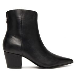 Botki Guess. Czarne botki damskie Guess, bez obcasa, na słupku, bez zapięcia. Za 1,059.00 zł.
