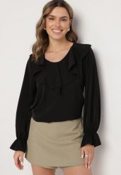 Czarna Bluzka z Ozdobną Falbanką Tanalissea. Czarne bluzki damskie Born2be, bez wzorów, biznesowe, bez kołnierzyka, bez ramiączek. Za 69.99 zł.