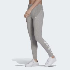 Leginnsy Essentials High-Waisted Logo. Białe obuwie sportowe damskie Adidas, na fitness i siłownię. Za 103.00 zł.