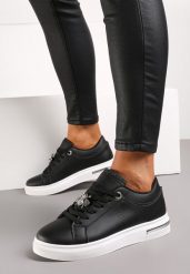 Czarne Sneakersy z Ekoskóry z Ozdobną Broszką i Sznurowaniem Siolla. Czarne obuwie sportowe damskie Born2be, bez zapięcia. Za 84.99 zł.