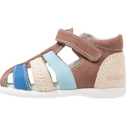 Kickers Sandały beige. Brązowe sandały chłopięce Kickers, z materiału, z otwartym noskiem. W wyprzedaży za 181.30 zł.