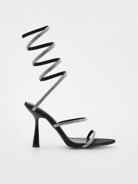 Sandały na szpilce z cyrkoniami - czarny. Czarne sandały damskie Reserved, bez wzorów, ze skóry, bez obcasa, na szpilce, bez zapięcia. W wyprzedaży za 99.99 zł.