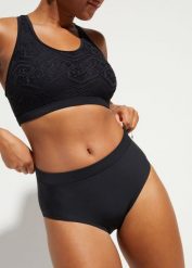 Figi bikini maxi shape, lekki stopień modelowania sylwetki. Czarne bikini bonprix, bez wzorów. Za 67.99 zł.