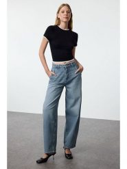 Trendyol Dżinsy - Comfort fit - w kolorze błękitnym rozmiar: 38. Niebieskie jeansy damskie Trendyol. Za 95.99 zł.