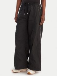 Tommy Jeans Spodnie materiałowe DW0DW22289 Czarny Regular Fit. Czarne spodnie materiałowe damskie Tommy Jeans, bez wzorów, z jeansu. Za 449.99 zł.