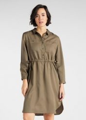 LEE 70s DRESS DAMSKA SUKIENKA KOSZULOWA OLIVE GREEN L50PJYNX 112111377. Zielone sukienki damskie Lee, bez wzorów, bez ramiączek. Za 179.99 zł.