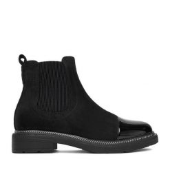 Sztyblety DeeZee. Czarne botki damskie DeeZee, bez obcasa, na płaskiej podeszwie, bez zapięcia. Za 179.99 zł.