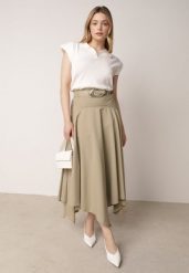 Zielona Rozkloszowana Spódnica z Ozdobnym Paskiem i Asymetrycznym Dołem Pillen. Zielone spódnice damskie Born2be, do pracy, l, bez wzorów, ze skóry, biznesowe, maxi. Za 149.99 zł.