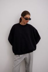 Bluza typu oversize z HAFTEM w kolorze TOTALLY BLACK - GEMINI-UNI. Czarne bluzy damskie Marsala, na lato, uniwersalny, bez wzorów, z bawełny, bez kaptura. Za 349.90 zł.