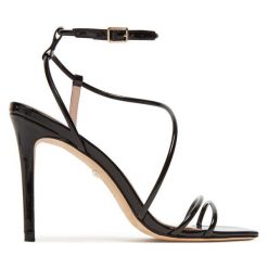 Sandały Marciano Guess. Czarne sandały damskie Marciano Guess, z aplikacjami, bez obcasa, na szpilce, bez zapięcia. Za 759.99 zł.