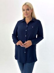 Elegancka granatowa koszula z kołnierzykiem PLUS SIZE XXL. Koszule damskie Nasi partnerzy, plus size, bez wzorów, z poliesteru, eleganckie, bez kołnierzyka, plus size, bez ramiączek. Za 199.90 zł.