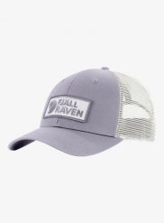 Czapka z daszkiem Fjallraven Langtradarkeps. Fioletowe czapki z daszkiem damskie Fjällräven, bez wzorów, z bawełny. Za 186.99 zł.