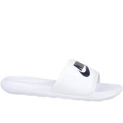 Klapki damskie Nike Victori One. Białe klapki damskie Nike, bez wzorów, z materiału, bez obcasa, bez zapięcia. Za 139.99 zł.