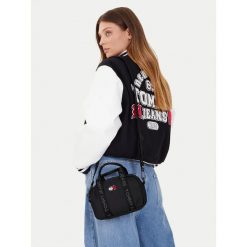 Torebka Tommy Jeans. Czarne torebki klasyczne damskie Tommy Jeans, z jeansu, bez dodatków. Za 188.99 zł.