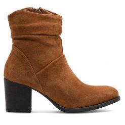 Botki Lasocki. Brązowe botki damskie Lasocki, bez obcasa, na słupku, bez zapięcia. Za 269.99 zł.