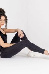 Legitimate damskie sportowe legginsy. Czarne legginsy damskie Dare 2b, bez wzorów, z materiału. Za 125.00 zł.