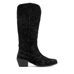 Kozaki Lasocki. Czarne kozaki damskie Lasocki, bez obcasa, na słupku, bez zapięcia. Za 369.99 zł.