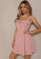 Ciemnoróżowa Sukienka o Rozkloszowanym Kroju na Ramiączkach z Ozdobnym Dekoltem Salaviel. Czerwone sukienki damskie Renee, bez wzorów, eleganckie, bez ramiączek. W wyprzedaży za 119.99 zł.