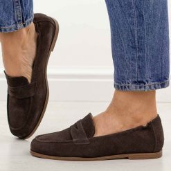 Brązowe zamszowe mokasyny damskie Vinceza 18122. Brązowe mokasyny damskie VINCEZA, na jesień, z jeansu, z okrągłym noskiem, bez obcasa. Za 219.00 zł.