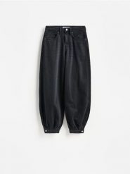 Jeansy balloon - czarny. Czarne jeansy damskie Reserved. Za 139.99 zł.