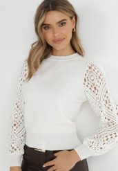 Biały Sweter Szydełkowy Karolina. Białe swetry klasyczne damskie Born2be, z dzianiny, bez kołnierzyka. Za 129.99 zł.