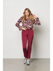 &Co Woman Spodnie "Pola" w kolorze czerwonym rozmiar: 3XL. Czerwone spodnie materiałowe damskie &Co Woman, z aplikacjami, z materiału. Za 191.42 zł.