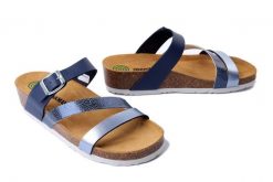 DR. BRINKMANN 700753-51 mittelblau, klapki damskie. Niebieskie klapki damskie Dr. Brinkmann, bez wzorów, bez obcasa, na koturnie, bez zapięcia. Za 204.90 zł.
