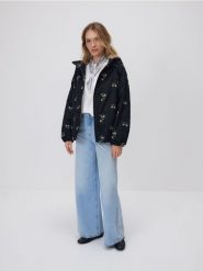 Kurtka w kwiaty - czarny. Czarne kurtki damskie Reserved, l, bez wzorów, z tkaniny, bez kaptura. Za 229.99 zł.