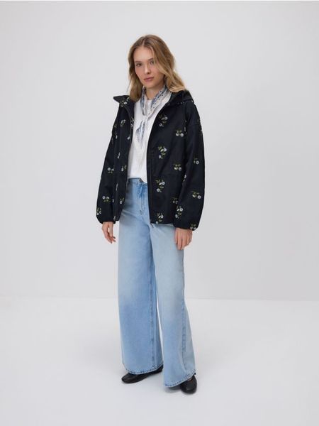 Kurtka w kwiaty - czarny. Czarne kurtki damskie Reserved, l, bez wzorów, z tkaniny, bez kaptura. Za 229.99 zł.